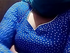 Chikni Chambeli mastt sexy Doodhwali bhabhi removing her blue top.